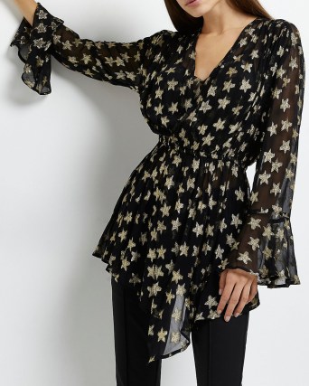 River Island BLACK STAR PRINT ASYMMETRIC BLOUSE – sheer fluted sleeve blouses