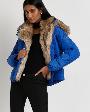 River Island BLUE QUILTED PUFFER COAT – faux fur trim hooded coats – women’s padded winter outerwear