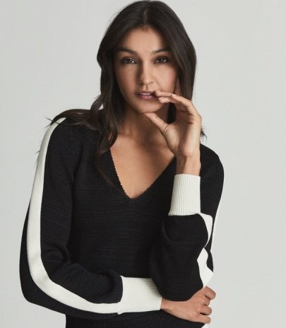 REISS TAYLOR CONTRAST TRIM KNITTED JUMPER BLACK / womens V-neck colour block jumpers / chic contrast trim sweaters / women’s colourblock knitwear - flipped