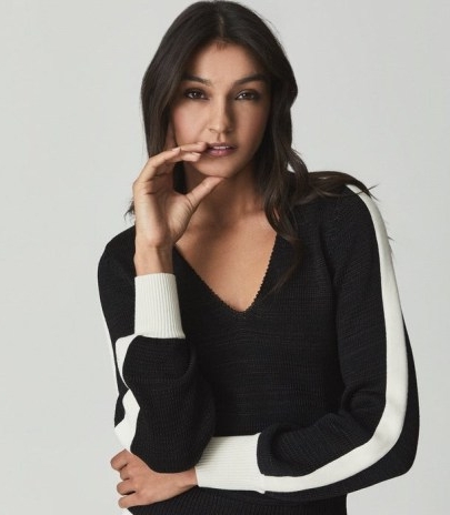 REISS TAYLOR CONTRAST TRIM KNITTED JUMPER BLACK / womens V-neck colour block jumpers / chic contrast trim sweaters / women’s colourblock knitwear