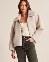 ABERCROMBIE & FITCH Faux Shearling Trucker Jacket in Cream / womens textured fur jackets / women’s on-trend winter outerwear