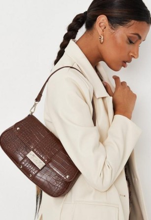 Missguided chocolate branded 00’s croc shoulder bag – brown crocodile effect faux leather baguette bags