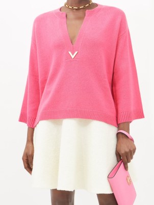 VALENTINO V-plaque pink cashmere sweater ~ womens beautiful vibrant sweaters ~ women’s luxe designer knitwear