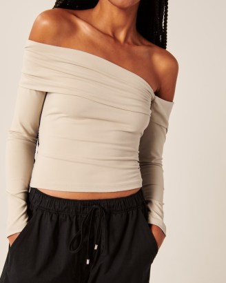 Abercrombie & Fitch Seamless Fabric Off-The-Shoulder Top – slim fitting bardot tops - flipped