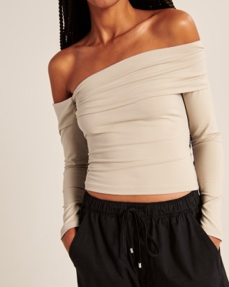 Abercrombie & Fitch Seamless Fabric Off-The-Shoulder Top – slim fitting bardot tops