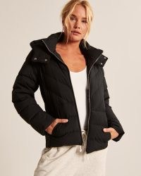 Abercrombie & Fitch Short Stretch Puffer Black – on-trend padded jackets – womens casual outerwear