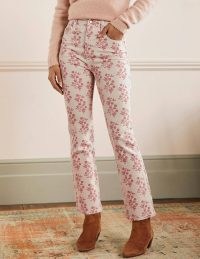 Boden Cropped Flare Jeans Ivory, Dusty Red Leafy Cluster / women’s floral print denim fashion
