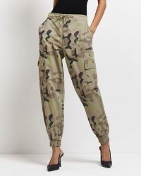 RIVER ISLAND KHAKI CAMO PRINT CARGO TROUSERS / women’s cuffed camouflage pants / side pocket detail