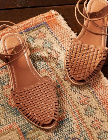 Huarache Leather Sandals Tan / light brown front woven detail flats