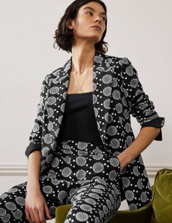 Boden Thea Tailored Linen Blazer Black Sun Geo / women’s printed blazers - flipped