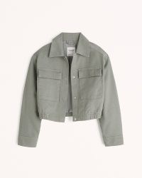 Abercrombie & Fitch Cropped Trucker Jacket in Olive ~ women’s green casual crop hem front pocket jackets