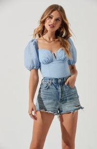 ASTR THE LABEL DAYDREAMER SWEETHEART SEERSUCKER PUFF SLEEVE TOP in Blue / checked puff sleeved cupped bust tops / fitted bodice summer fashion