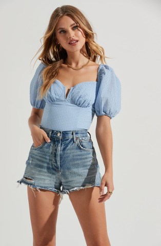 ASTR THE LABEL DAYDREAMER SWEETHEART SEERSUCKER PUFF SLEEVE TOP in Blue / checked puff sleeved cupped bust tops / fitted bodice summer fashion - flipped