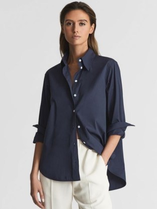 REISS JENNY COTTON POPLIN SHIRT NAVY – women’s stylish dark blue curved dip hem shirts