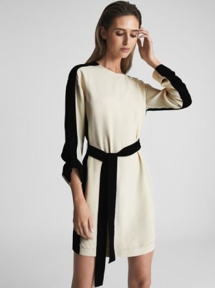 REISS SKYLER COLOURBLOCK MINI DRESS / chic long sleeved tie waist colour block dresses