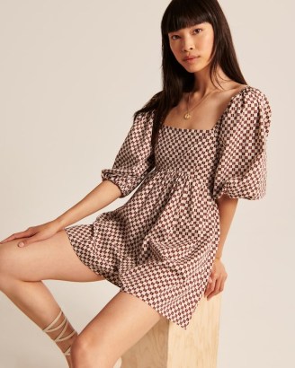 Abercrombie & Fitch Puff Sleeve Flirty Romper Brown Pattern ~ women’s printed square neck rompers ~ womens tie back detail playsuits ~ fashion with volume ~ puffed short sleeves