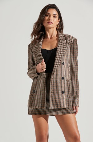 ASTR THE LABEL BRINA PLAID DOUBLE BREASTED BLAZER in BROWN BLACK / women’s checked jackets with padded shoulders - flipped