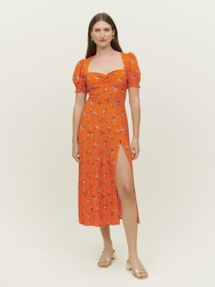 Reformation Lacey Dress in August / orange floral print sweetheart neckline dresses / high slit hem / fitted ruched bodice / short puffed sleeves / puff sleeve fashion