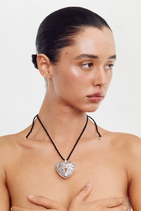 Emily Ratajkowski chunky heart shaped pendant, With Jéan With Love Necklace Antique Silver, on an Instagram Story, 18th August 2022 | star jewellery | celebrity social media jewelry - flipped