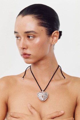 Emily Ratajkowski chunky heart shaped pendant, With Jéan With Love Necklace Antique Silver, on an Instagram Story, 18th August 2022 | star jewellery | celebrity social media jewelry