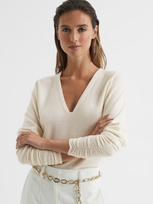 REISS JOLIE V-NECK CASHMERE BLEND JUMPER CREAM ~ women’s luxe wardrobe essentials ~ long ruched sleeve detail jumpers
