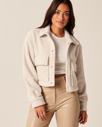 Abercrombie & Fitch Cropped Sherpa Shirt Jacket in Cream – women’s faux shearling crop hem jackets - flipped