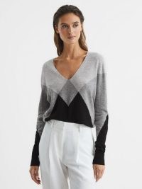 REISS CHARLOTTE DIAMOND-PATTERN JUMPER BLACK/GREY / women’s V-neck tonal colour block jumpers / chic wool and cashmere blend sweaters