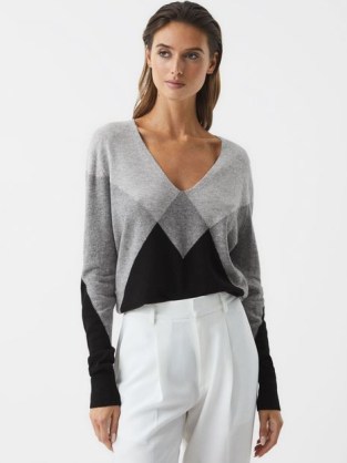 REISS CHARLOTTE DIAMOND-PATTERN JUMPER BLACK/GREY / women’s V-neck tonal colour block jumpers / chic wool and cashmere blend sweaters - flipped