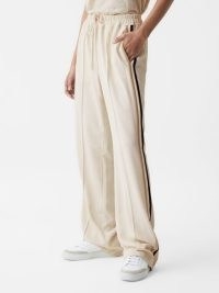 REISS ODELL WIDE LEG PULL ON TROUSERS CREAM / women’s loose fit joggers / sports luxe jogging bottoms / womens sportwear inspired fashion
