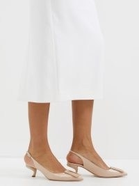 ROGER VIVIER Virgule 55 patent-leather slingback pumps in beige – shiny slingbacks with a curved kitten heel ~ angular heels ~ front buckle detail