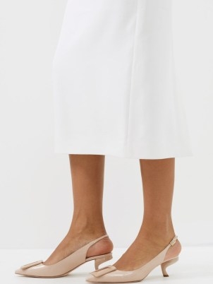 ROGER VIVIER Virgule 55 patent-leather slingback pumps in beige – shiny slingbacks with a curved kitten heel ~ angular heels ~ front buckle detail - flipped