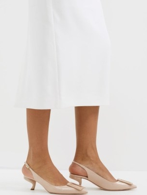 ROGER VIVIER Virgule 55 patent-leather slingback pumps in beige – shiny slingbacks with a curved kitten heel ~ angular heels ~ front buckle detail