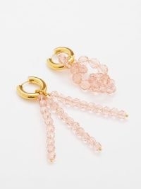 TIMELESS PEARLY Mismatched beaded gold-plated hoop earrings in pink – asymmetric jewellery