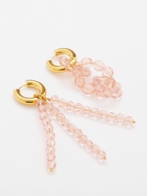 TIMELESS PEARLY Mismatched beaded gold-plated hoop earrings in pink – asymmetric jewellery