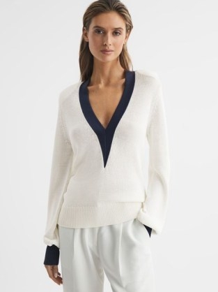 REISS TALITHA CONTRAST TRIM KNITTED JUMPER WHITE/NAVY / white and dark blue colour block V-neck jumpers / womens chic sweaters - flipped