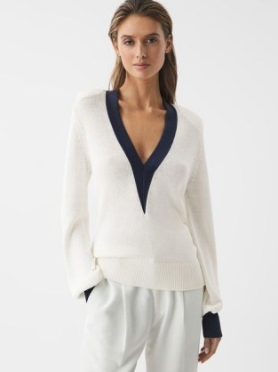 REISS TALITHA CONTRAST TRIM KNITTED JUMPER WHITE/NAVY / white and dark blue colour block V-neck jumpers / womens chic sweaters