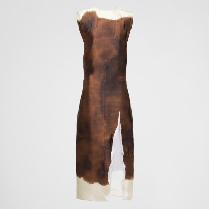 Kendall Jenner’s sleeveless brown and white slit hem dress, Prada printed satin dress in Sienna. Worn with a pair of brown courts. At Milan Fashion Week, February 2023 | models fashion | celebrity dresses | reality stars clothing