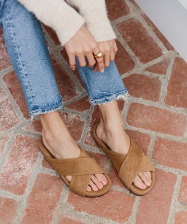 JENNI KAYNE Cabin Crossover Sandal in Camel ~ women’s flat brown sandals ~ casual luxe flats ~ molded footbed shoes