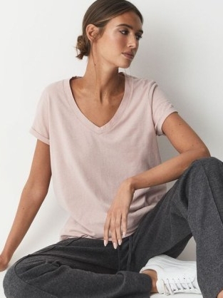 REISS LUANA COTTON JERSEY V-NECK T-SHIRT LIGHT PINK / womens classic short sleeve T-shirts / cotton soft touch tee / women’s casual wardrobe essentials