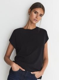 REISS TEREZA CREW T-SHIRT BLACK / short sleeve crew neck tee / women’s casual cotton tops / womens classic plain T-shirts