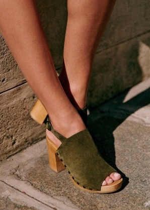 Sézane DAKOTA HIGH CLOGS in Khaki / green block heel clog sandals / retro style platform summer shoes / women’s 70s inspired footwear / chunky peep toe platforms - flipped
