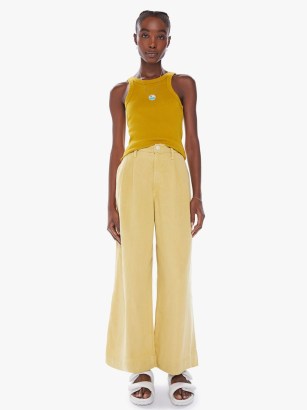 MOTHER High Waisted Pouty Prep Ankle in Misted Yellow – women’s drapey linen wide leg trousers – casual retro style summer fashion