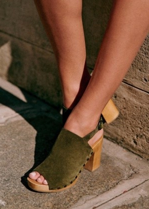 Sezane DAKOTA HIGH CLOGS in Khaki – green slingback clog sandals – 70s style wooden heel slingbacks – retro look shoes