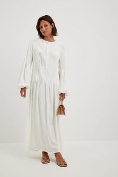 NA-KD Flowy Crep Maxi Dress in Offwhite | off white long balloon sleeve crepe dresses | long length bohemian dresses | boho inspired fashion