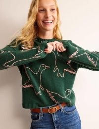 Boden Embroidered-Duck Jumper in Amazon Green / women’s relaxed fit jumpers with ducks / cute bird patterned sweater