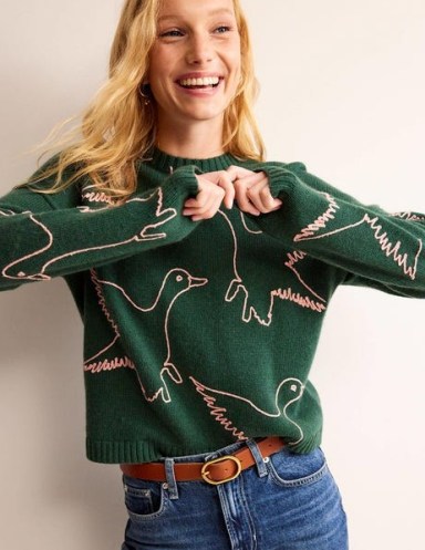 Boden Embroidered-Duck Jumper in Amazon Green / women’s relaxed fit jumpers with ducks / cute bird patterned sweater p