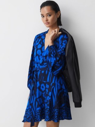Reiss KERRI PRINTED BLOUSON SLEEVE DRESS BLUE/NAVY – tonal blue floral print mini dresses p - flipped
