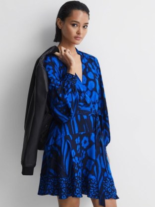 Reiss KERRI PRINTED BLOUSON SLEEVE DRESS BLUE/NAVY – tonal blue floral print mini dresses p