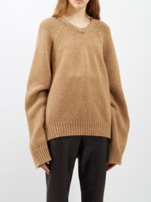 KHAITE Nalani brown V-neck cashmere sweater ~ women’s camel coloured exaggerated sleeve jumper ~ womens luxury oversized knitwear