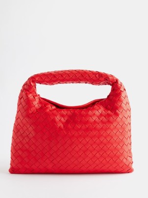 Bottega Veneta Hop small Intrecciato-leather shoulder bag in red / top handle bags - flipped